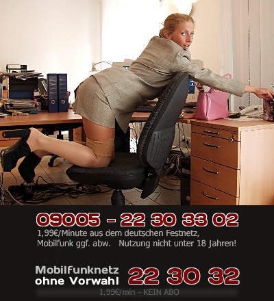 09005 - 22 30 33 02 Eine scharfe Kollegin verhält sich im Büro absichtlich aufreizend, damit Du die Beherrschung verlierst und sie zum Sex am Arbeitsplatz verführst.