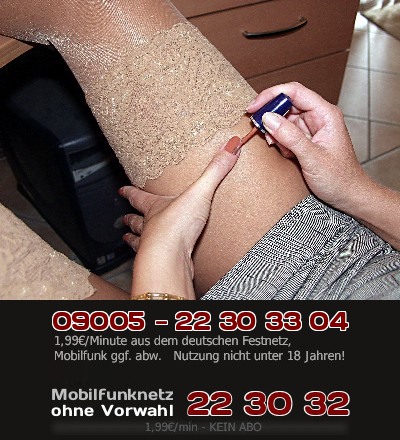 09005 - 22 30 33 04 Sexy Kollegin lackiert sich am Arbeitsplatz die Fingernägel und dabei ist der kurze Rock weit hoch gerutscht.