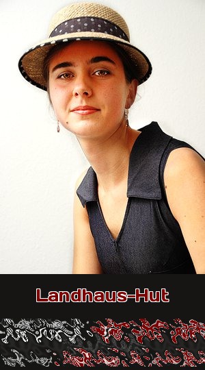 Ein Mädchen mit Hut im Landhaus-Stil. Was mag sie wohl beim Telefonsex zu bieten haben? Richtig: klassische Lust mit devoten Zügen!